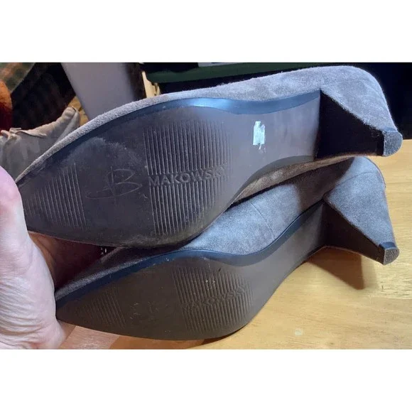 B Makowsky Women's Tan Suede Low Heel Classic Pumps Size 7 - Picture 10 of 14